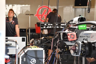 Haas F1 Team VF-18, nel garage
