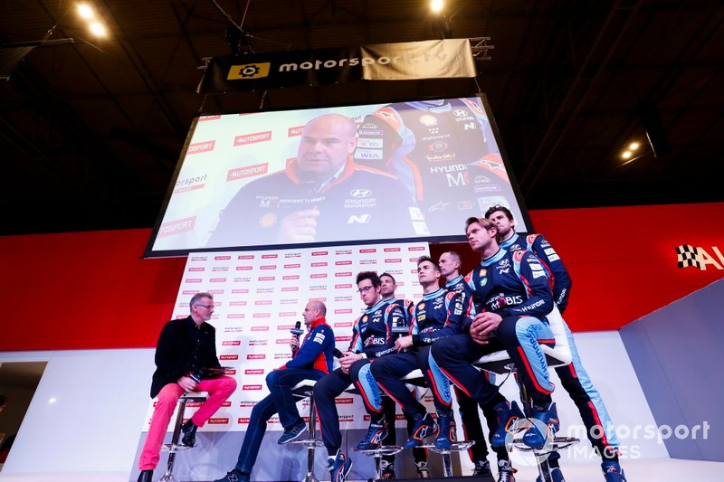 Il team Hyundai WRC parla con Colin Clark sul palco di Autosport