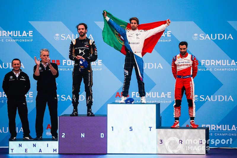 Antonio Felix da Costa, BMW I Andretti Motorsports, festeggia la vittoria sul podio con il secondo classificato Jean-Eric Vergne, DS TECHEETAH, il terzo classificato Jérôme d'Ambrosio, Mahindra Racing