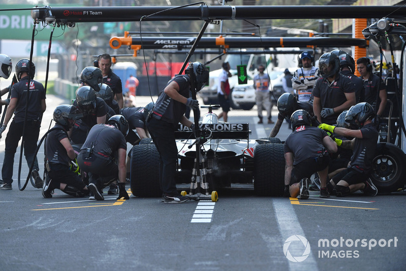 Kevin Magnussen, Haas F1 Team VF-18 pit stop