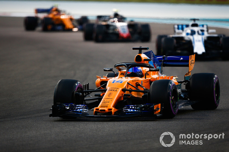 Fernando Alonso, McLaren MCL33 precede Lance Stroll, Williams FW41 e Kevin Magnussen, Haas F1 Team VF-18