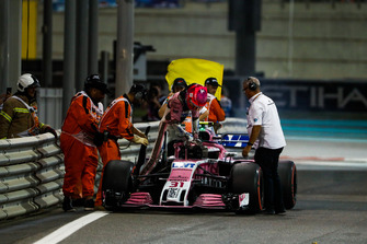 Marshals bergen de wagen van Esteban Ocon, Racing Point Force India VJM11
