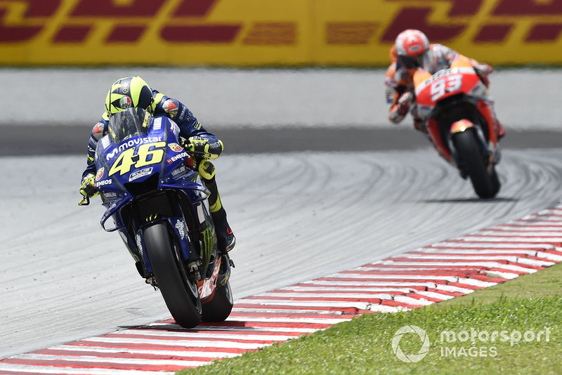 Valentino Rossi llegó a tener 1.4 segundos de ventaja liderando la carrera antes de irse al suelo.