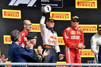 (L naar R): Carlo Santi, Ferrari Race Engineer, Max Verstappen, Red Bull Racing en Kimi Raikkonen, Ferrari