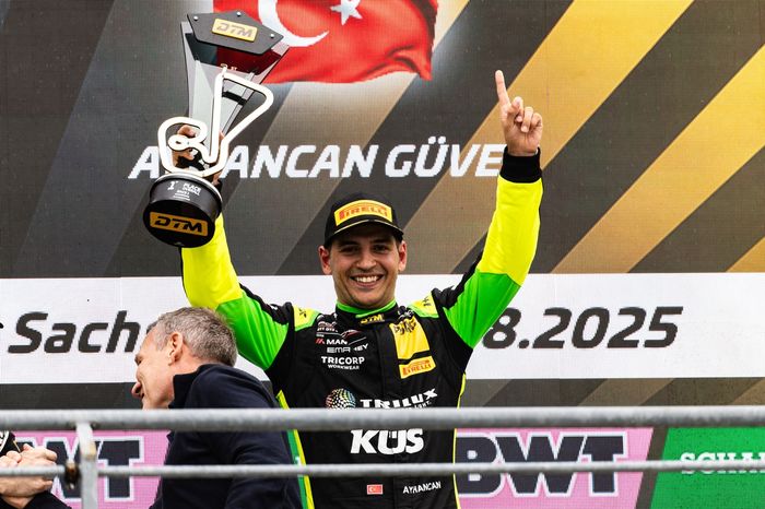 Podium: Race winner Ayhancan Güven, Manthey EMA