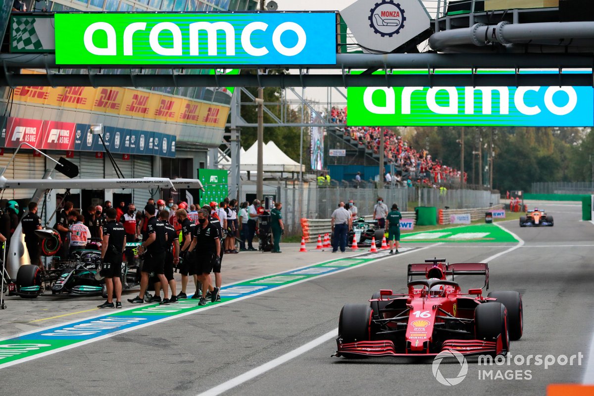 Charles Leclerc, Ferrari SF21, en pit lane