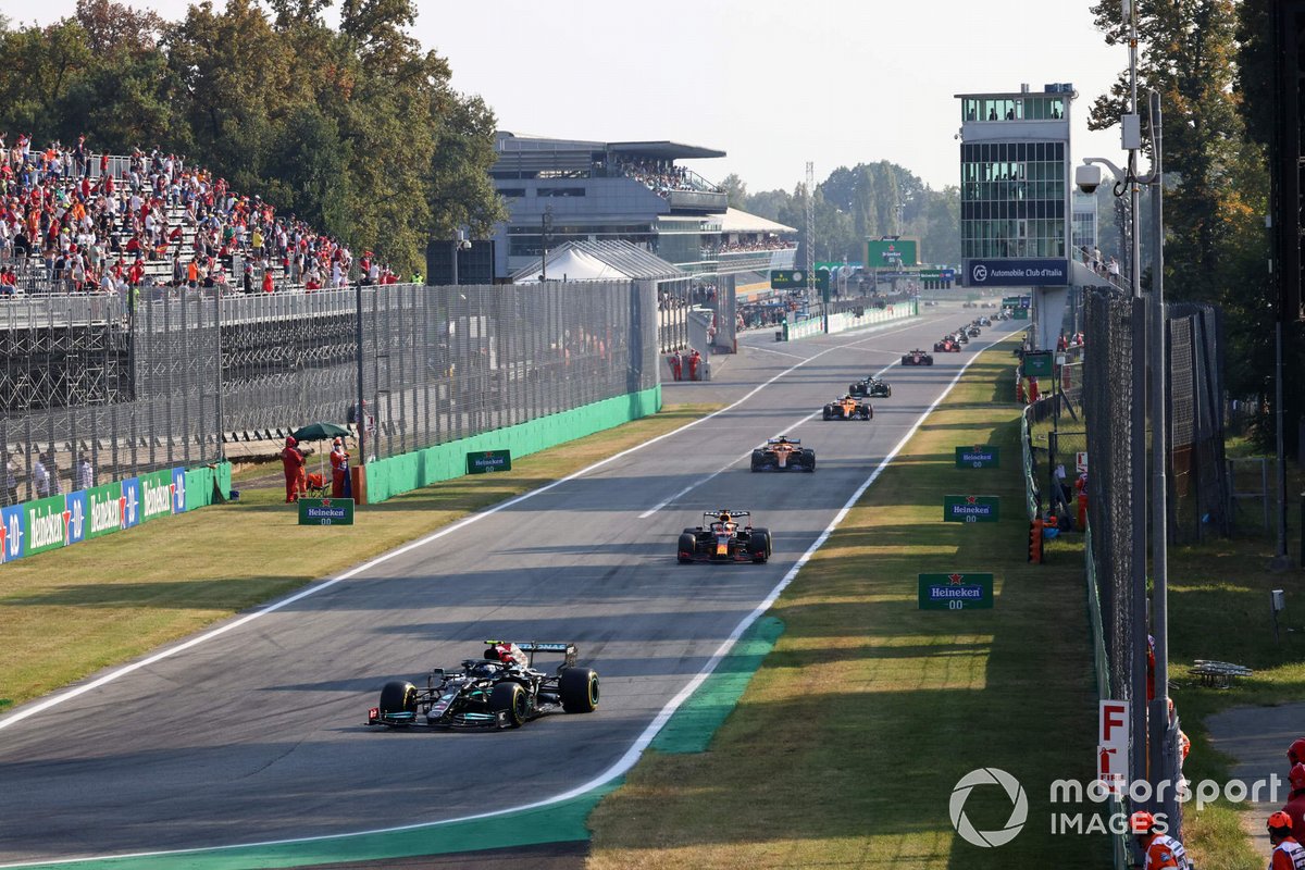 Valtteri Bottas, Mercedes W12, Max Verstappen, Red Bull Racing RB16B, e Daniel Ricciardo, McLaren MCL35M