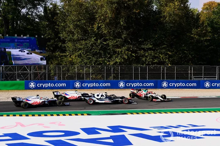 Robert Kubica, Alfa Romeo Racing C41, hace un trompo tras el toque con Yuki Tsunoda, AlphaTauri AT02, Mick Schumacher, Haas VF-21, Nikita Mazepin, Haas VF-21