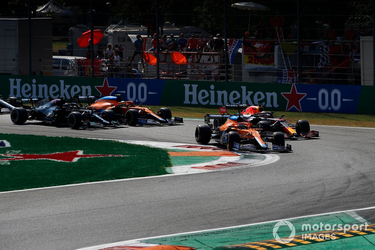 Arrancada: Daniel Ricciardo, McLaren MCL35M, Max Verstappen, Red Bull Racing RB16B, Lando Norris, McLaren MCL35M, Lewis Hamilton, Mercedes W12