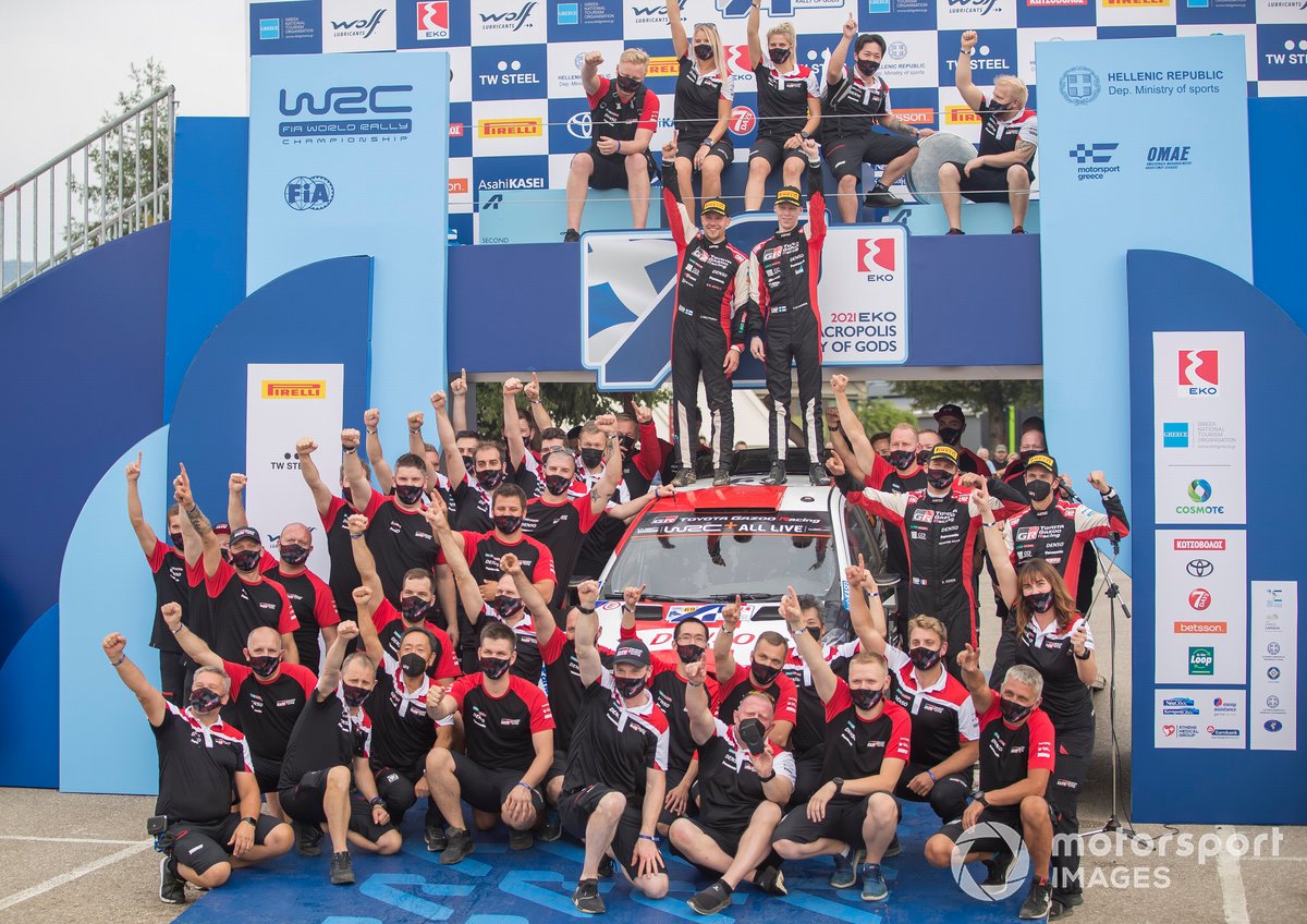 Les vainqueurs Kalle Rovanperä, Jonne Halttunen, Toyota Gazoo Racing WRT Toyota Yaris WRC avec leur équipe
