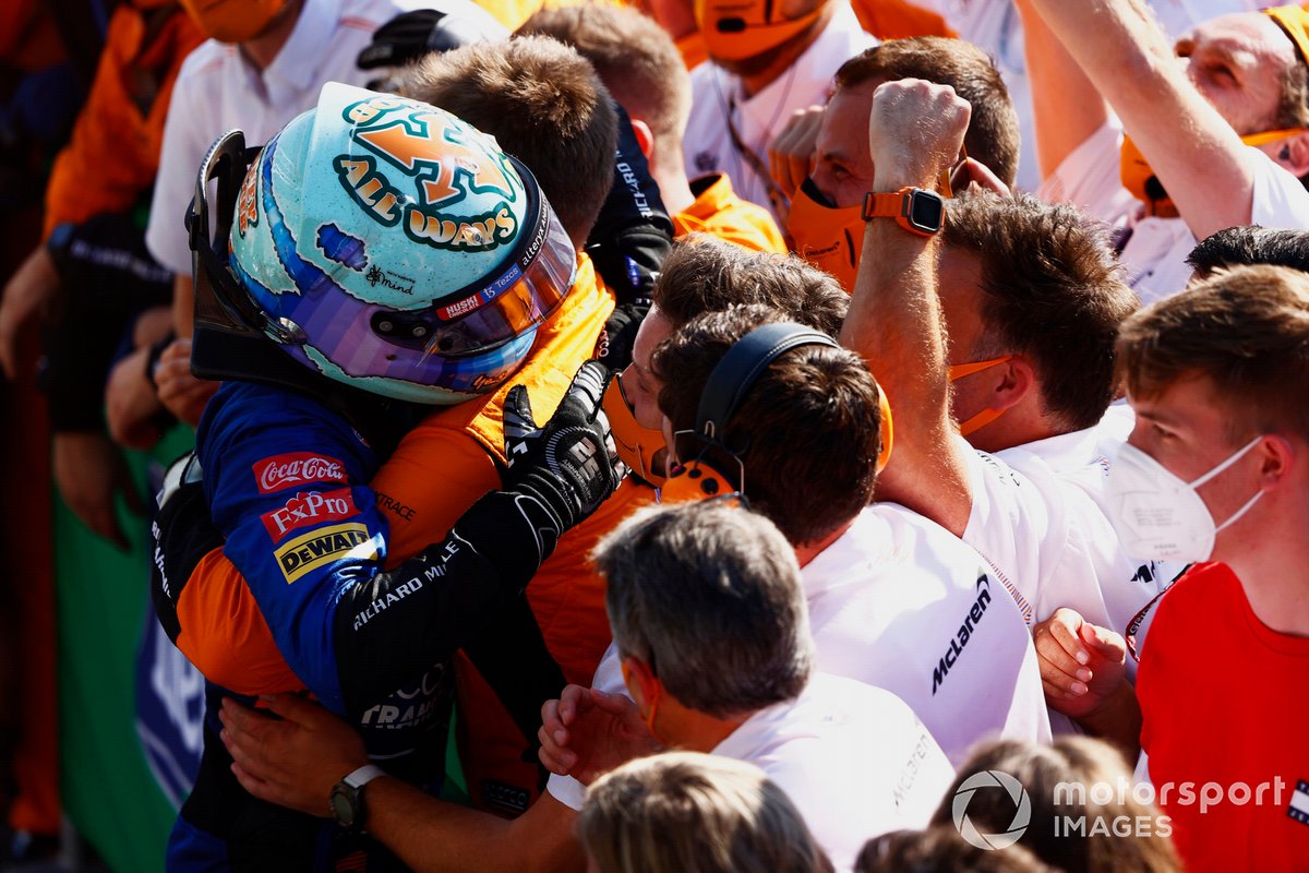 Ganador Daniel Ricciardo, McLaren, celebra en Parc Ferme