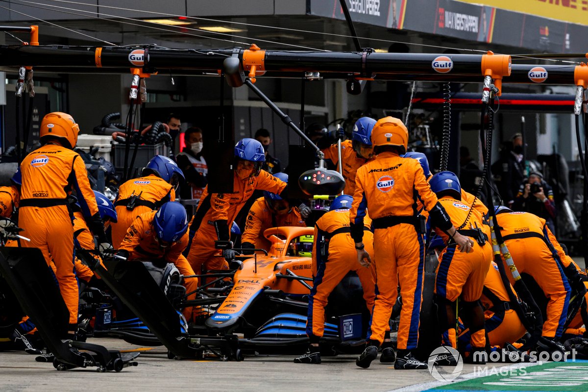 Lando Norris, McLaren MCL35M, en boxes