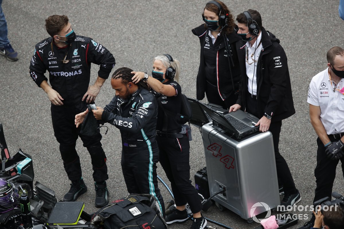 Angela Cullen, fisioterapeuta de Lewis Hamilton, ayuda a Lewis Hamilton, de Mercedes, con su pelo en la parrilla
