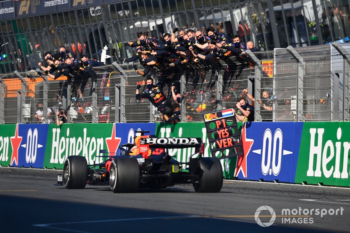 Ganador Max Verstappen, Red Bull Racing RB16B, pasa a su equipo en el muro de boxes tras cruzar la línea de meta