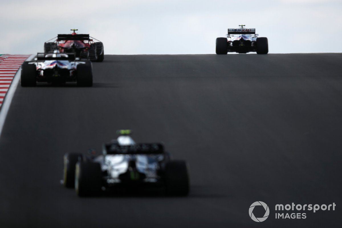 Mick Schumacher, Haas VF-21, Carlos Sainz Jr., Ferrari SF21, e Nikita Mazepin, Haas VF-21