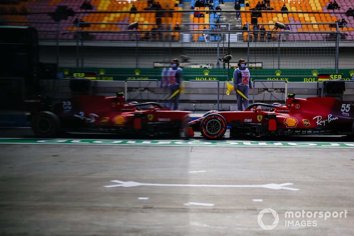 Carlos Sainz Jr., Ferrari SF21, in pit lane
