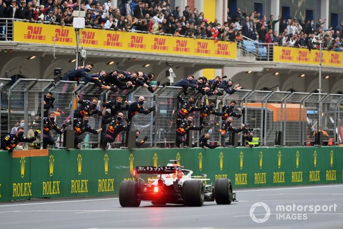 Max Verstappen, Red Bull Racing RB16B, 2ª posición, pasa por delante de su equipo animando en el muro de boxes