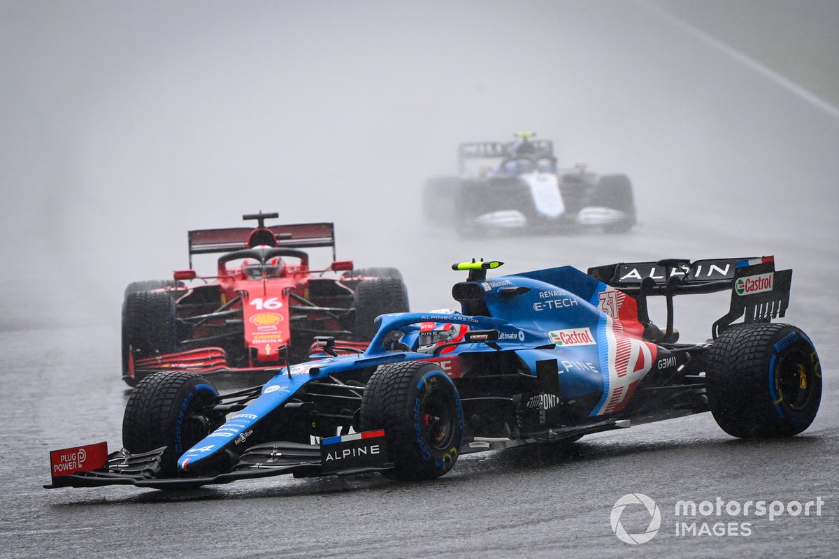 Esteban Ocon, Alpine A521, Charles Leclerc, Ferrari SF21, e Nicholas Latifi, Williams FW43B