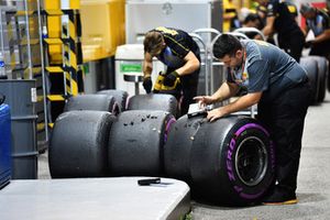 Ingegneri Pirelli con degli pneumatici Pirelli