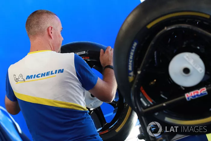 Un dipendente Michelin al lavoro
