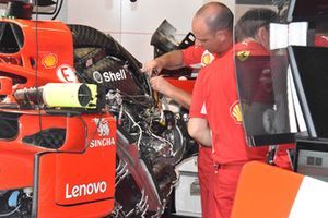 Ferrari SF71H, meccanico a lavoro sul motore