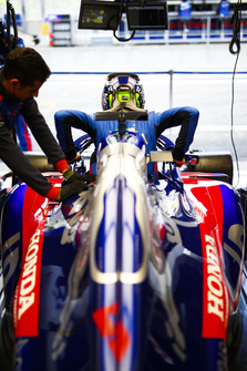 Brendon Hartley, Toro Rosso, si cala nell'abitcolo della sua monoposto