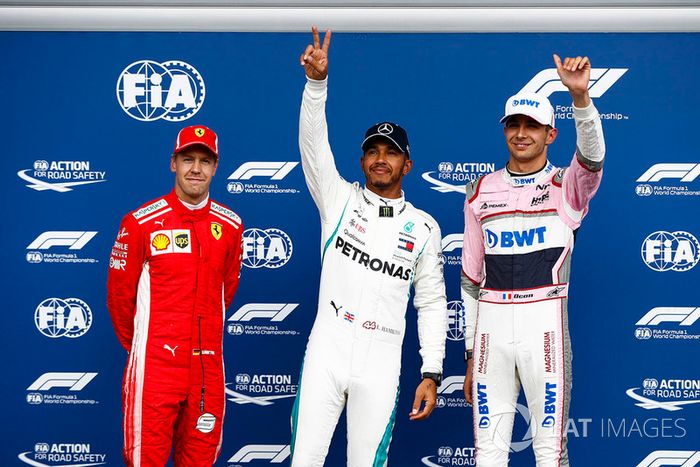 Sebastian Vettel, Ferrari, con Esteban Ocon, Racing Point Force India VJM1, y Lewis Hamilton, Mercedes AMG F1