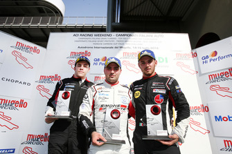 Podio Gara 1: il secondo classificato Luca Segù, Ghinzani Arco Motorsport, il vincitore della gara Simone Iaquinta, Ombra Racing, il terzo classificato Gianmarco Quaresmini, Dinamic Motorsport