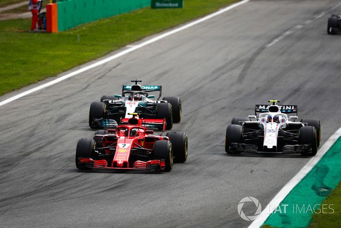 Kimi Raikkonen, Ferrari SF71H, Lewis Hamilton, Mercedes AMG F1 W09, doblan a Sergey Sirotkin, Williams FW41 