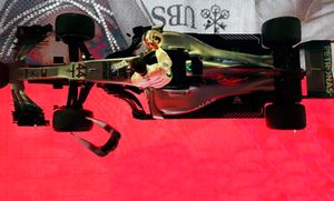 Lewis Hamilton, Mercedes AMG F1 W09 EQ Power+, 1° classificato, sotto al podio