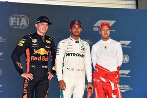 (Da sx a dx): Max Verstappen, Red Bull Racing, Lewis Hamilton, Mercedes AMG F1 e Sebastian Vettel, Ferrari, festeggiano nel parco chiuso