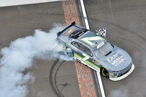 Ganador Justin Allgaier, JR Motorsports, Chevrolet Camaro Dove Men + Care celebra