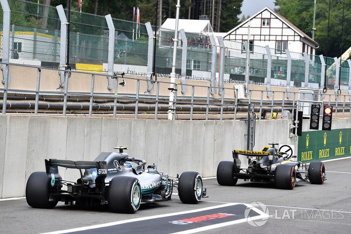 Nico Hulkenberg, Renault Sport F1 Team R.S. 18 y Valtteri Bottas, Mercedes AMG F1 W09