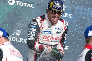 Podium: race winner #8 Toyota Gazoo Racing Toyota TS050: Fernando Alonso