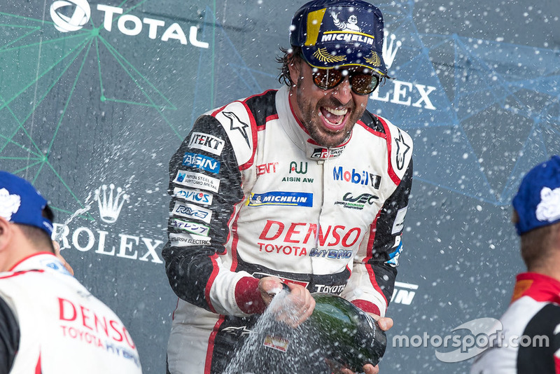 Podio: Ganador, #8 Toyota Gazoo Racing Toyota TS050: Fernando Alonso