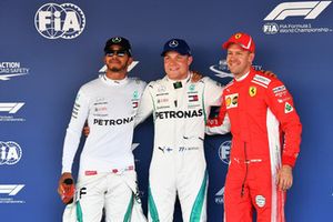 Le poleman Valtteri Bottas, Mercedes AMG F1, avec Lewis Hamilton, Mercedes AMG F1, et Sebastian Vettel, Ferrari