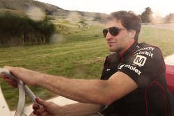 Jérôme d'Ambrosio, Dragon Racing guida una macchina da corsa storica verso la casa di Juan Manuel F