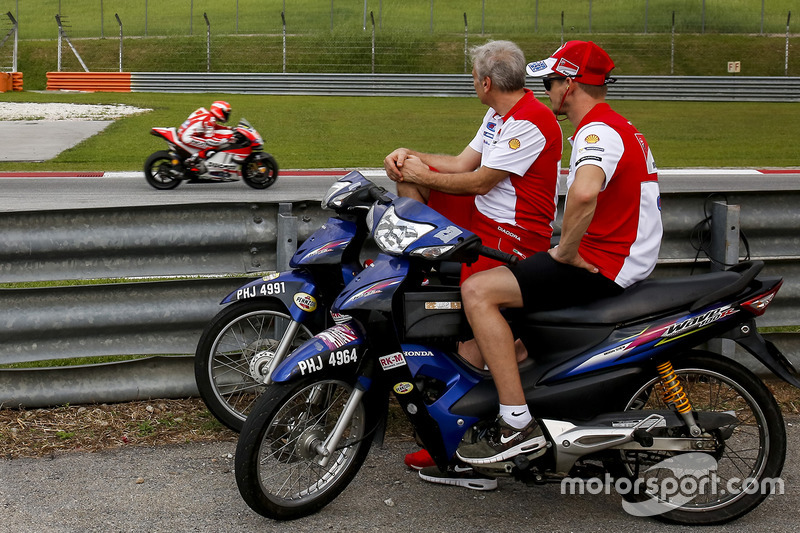 Casey Stoner, Ducati Team watches testing