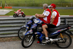 Casey Stoner, Ducati Team, verfolgt die Testarbeit