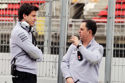 Toto Wolff, Mercedes AMG F1 Shareholder en Executive Director met Ron Meadows, Mercedes GP Team Mana