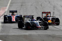 Romain Grosjean, Haas F1 Team VF-16, Daniel Ricciardo, Red Bull Racing RB12
