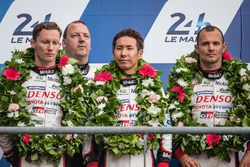 LMP1 podio: segundo lugar #6 Toyota Racing Toyota TS050 Hybrid: Stéphane Sarrazin, Mike Conway, Kamu