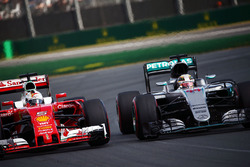 Lewis Hamilton, Mercedes AMG F1 Team W07 and Sebastian Vettel, Ferrari SF16-H battle for position