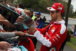 Sebastian Vettel, Ferrari signeert handtekeningen voor de fans