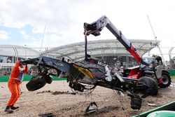 Der McLaren MP4-31 von Fernando Alonso, McLaren, wird nach dem Rennunfall aus dem Kiebett entfernt