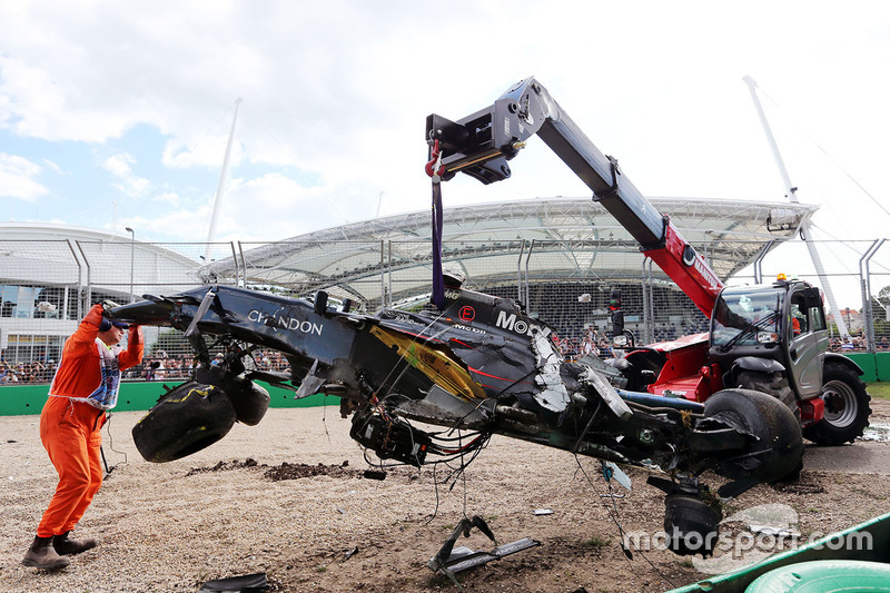 El McLaren MP4-31 de Fernando Alonso, McLaren se retira de la trampa de grava