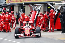 Sebastian Vettel, Ferrari SF16-H makes pit stop