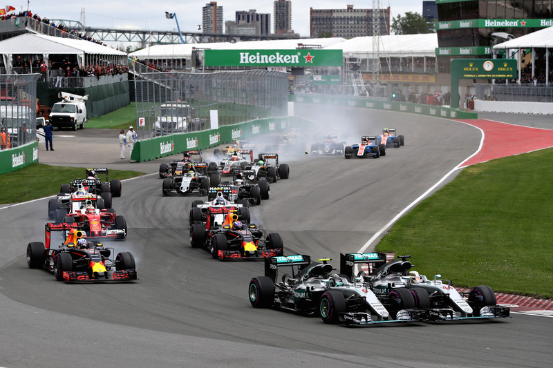 Nico Rosberg, Mercedes AMG F1 W07 y Lewis Hamilton, Mercedes AMG F1 W07 luchan por la posicion junto a Daniel Ricciardo, Red Bull Racing RB12, Max Verstappen, Red Bull Racing RB12 y el resto del grupo