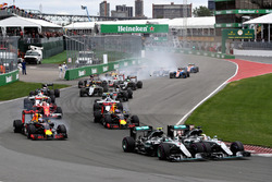 Nico Rosberg, Mercedes AMG F1 W07 and Lewis Hamilton, Mercedes AMG F1 W07 battle for position at the start ahead of Daniel Ricciardo, Red Bull Racing RB12, Max Verstappen, Red Bull Racing RB12 and the rest of the field