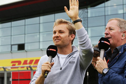 Nico Rosberg, Mercedes AMG F1 avec Martin Brundle, commentateur Sky Sports